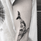 tätowierung, tätowierer, feines linientattoo, schwarz-graues tattoo, tattoo-idee, tattoo-inspiration, tattoo-kunst, eingefärbt, inkedmag