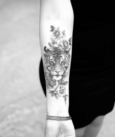 tätowierung, tätowierer, feines linientattoo, schwarz-graues tattoo, tattoo-idee, tattoo-inspiration, tattoo-kunst, eingefärbt, inkedmag