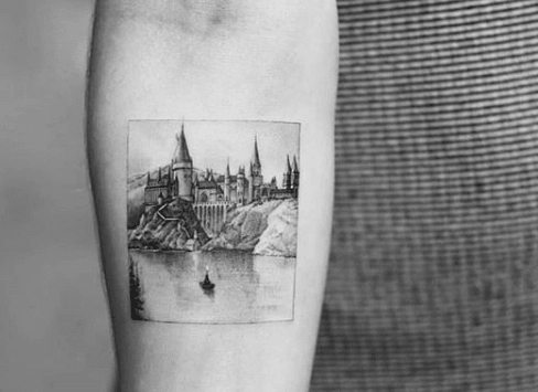 tätowierung, tätowierer, feines linientattoo, schwarz-graues tattoo, tattoo-idee, tattoo-inspiration, tattoo-kunst, eingefärbt, inkedmag