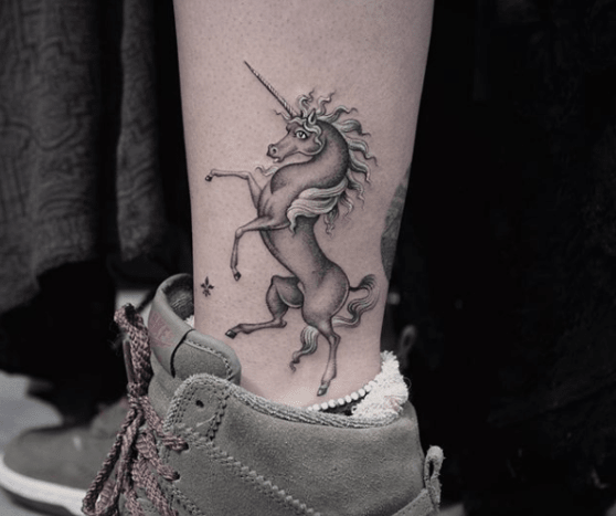 tätowierung, tätowierer, feines linientattoo, schwarz-graues tattoo, tattoo-idee, tattoo-inspiration, tattoo-kunst, eingefärbt, inkedmag