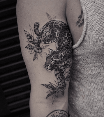 tätowierung, tätowierer, feines linientattoo, schwarz-graues tattoo, tattoo-idee, tattoo-inspiration, tattoo-kunst, eingefärbt, inkedmag