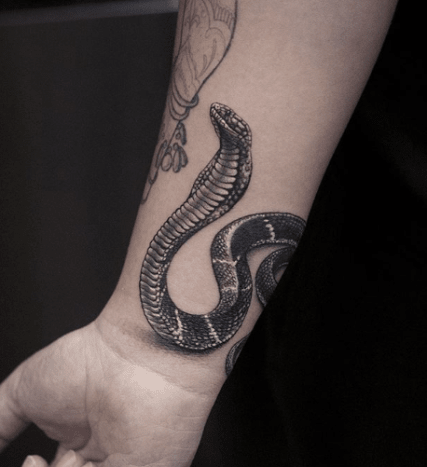 tätowierung, tätowierer, feines linientattoo, schwarz-graues tattoo, tattoo-idee, tattoo-inspiration, tattoo-kunst, eingefärbt, inkedmag