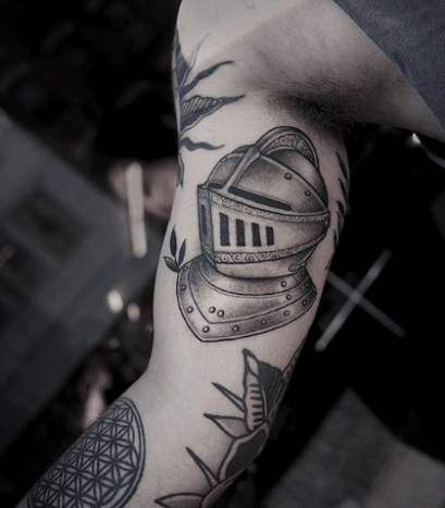 tätowierung, tätowierer, feines linientattoo, schwarz-graues tattoo, tattoo-idee, tattoo-inspiration, tattoo-kunst, eingefärbt, inkedmag