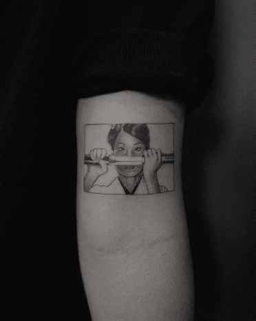 tätowierung, tätowierer, feines linientattoo, schwarz-graues tattoo, tattoo-idee, tattoo-inspiration, tattoo-kunst, eingefärbt, inkedmag
