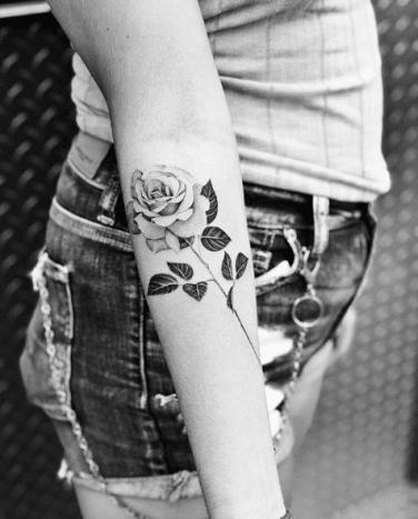 tätowierung, tätowierer, feines linientattoo, schwarz-graues tattoo, tattoo-idee, tattoo-inspiration, tattoo-kunst, eingefärbt, inkedmag