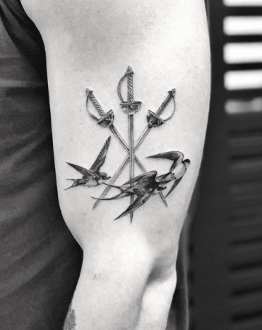 tätowierung, tätowierer, feines linientattoo, schwarz-graues tattoo, tattoo-idee, tattoo-inspiration, tattoo-kunst, eingefärbt, inkedmag