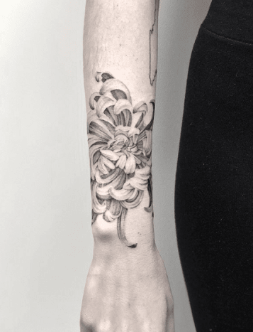 tätowierung, tätowierer, feines linientattoo, schwarz-graues tattoo, tattoo-idee, tattoo-inspiration, tattoo-kunst, eingefärbt, inkedmag