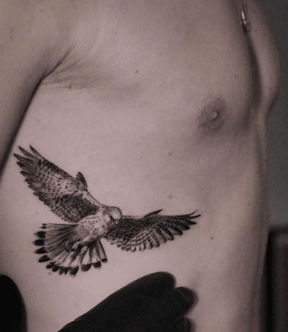 tätowierung, tätowierer, feines linientattoo, schwarz-graues tattoo, tattoo-idee, tattoo-inspiration, tattoo-kunst, eingefärbt, inkedmag