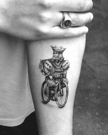 tätowierung, tätowierer, feines linientattoo, schwarz-graues tattoo, tattoo-idee, tattoo-inspiration, tattoo-kunst, eingefärbt, inkedmag