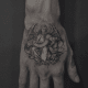 tätowierung, tätowierer, feines linientattoo, schwarz-graues tattoo, tattoo-idee, tattoo-inspiration, tattoo-kunst, eingefärbt, inkedmag