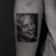 tätowierung, tätowierer, feines linientattoo, schwarz-graues tattoo, tattoo-idee, tattoo-inspiration, tattoo-kunst, eingefärbt, inkedmag