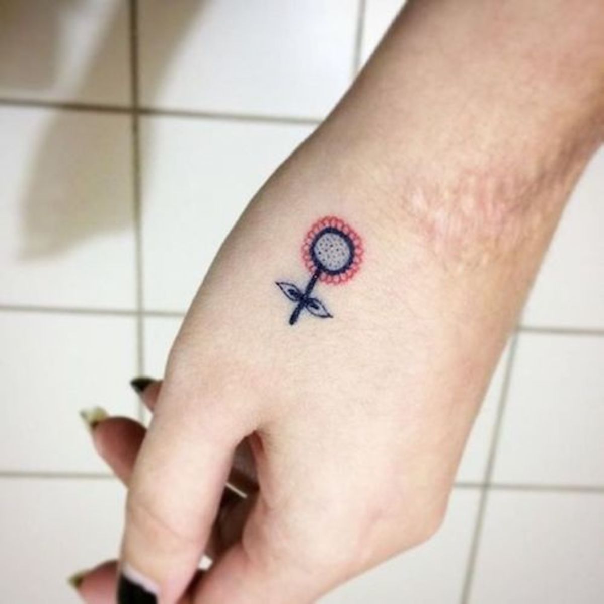 drobná-feministická-tetovací ruka