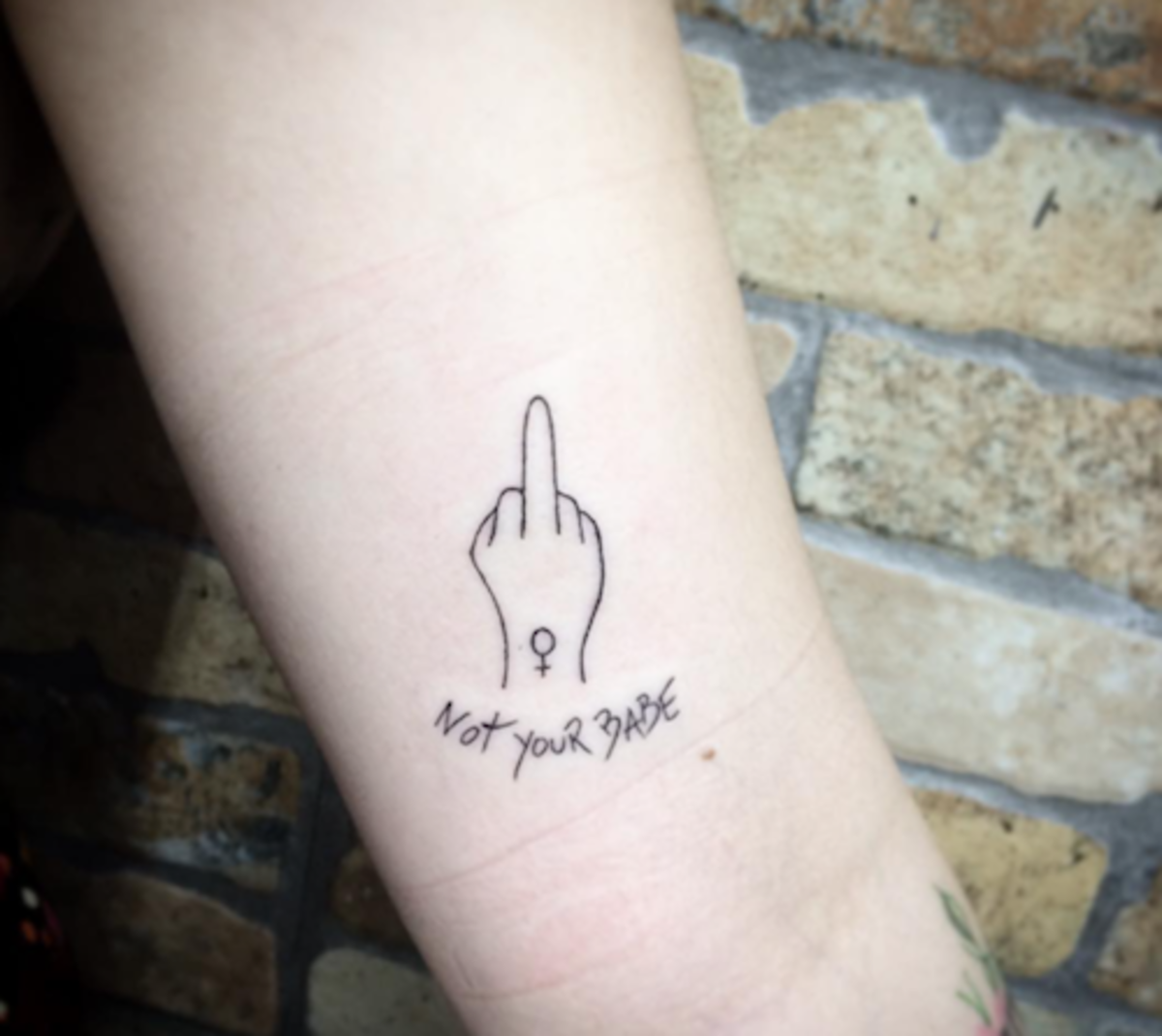 tiny-feministka-tetování-prst-2