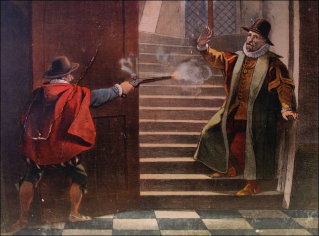 Foto přes staticflickr 10. července 1584 Balthasar Gerard zavraždil nizozemského vůdce nezávislosti Williama I. z Orange. V reakci na zločin byl Gerhrad uvězněn a mučen. První noc jeho uvěznění byl Gérard zavěšen na sloup a bičován bičem. Poté byly jeho rány potřeny medem a koza byla přivezena, aby svým drsným jazykem olízla med z kůže. Koza se však odmítla dotknout těla odsouzeného. Po tomto a dalších mučeních mu zbyla noc s rukama a nohama svázanýma k sobě, jako míč, takže spánek by byl obtížný. Během následujících tří dnů byl opakovaně zesměšňován a visel na tyči s rukama svázanýma za zády. Poté byla ke každému z jeho velkých prstů na půl hodiny připevněna hmotnost 150 metrických liber (150 kg). Po této půlhodině byl Gérard obut do bot vyrobených z dobře namazané, nevytvrzené psí kůže; boty byly o dva prsty kratší než jeho nohy. V tomto stavu byl postaven před požár. Když se boty zahřály, stáhly se a rozdrtily nohy v nich na pařezy. Když byly boty sundány, jeho napůl upečená kůže byla odtržena. Poté, co měl poškozené nohy, měl podpaží značkové. Poté byl oblečen do košile namočené v alkoholu. Poté se na něj nalil hořící slaninový tuk a mezi maso a nehty jeho rukou a nohou se zapíchly ostré hřebíky. Gérard prý během svého mučení zůstal klidný.