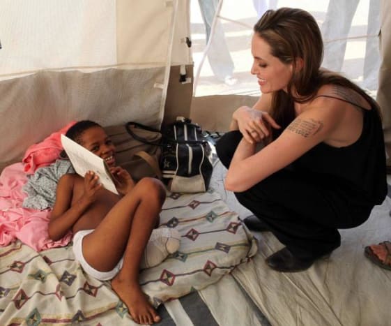 Angelina Jolie Pitt Humanitářka, spolu s tetovaným manželem Bradem Pittem, je stejně známá pro své charitativní úsilí jako pro své blockbusterové filmy. Jolieina obhajoba uprchlíků na celém světě ji zavedla do více než 30 zemí a vedla ji k tomu, aby se stala zvláštním vyslancem vysokého komisaře OSN pro uprchlíky. Za to je herečka zodpovědná