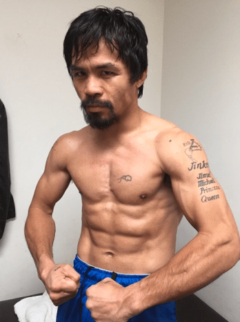 Manny Pacquiao اشتهر بأنه ملاكم محترف ، Pacquiao هو أيضًا عضو في الكونغرس في الفلبين يمثل مدينة سارانجاني. تقول الشائعات أن الملاكم يخطط للترشح لمجلس الشيوخ العام المقبل. إنه يعمل من أجل تحسين وطنه وغالبًا ما يقدم تبرعات سخية ومتطوعين ويطلق نقاشًا عالميًا حول الفلبين. تشمل بعض أعماله الخيرية بناء 195 منزلًا في سارانجاني عبر Habitat for Humanity.