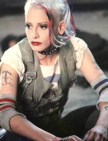 Ve filmu z roku 1995 Tank Girl otřásá hrstkou drobných tetovaček a jedním velkým přístupem jako hlavní antihrdina filmu.