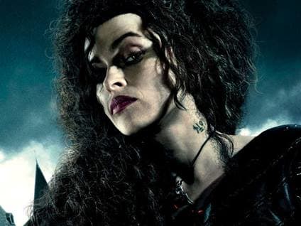 Die böse Hexe von OG trägt ihre Askaban-Gefängnisnummern an ihrem Hals sowie Voldemorts dunkles Mal auf ihrem Arm.