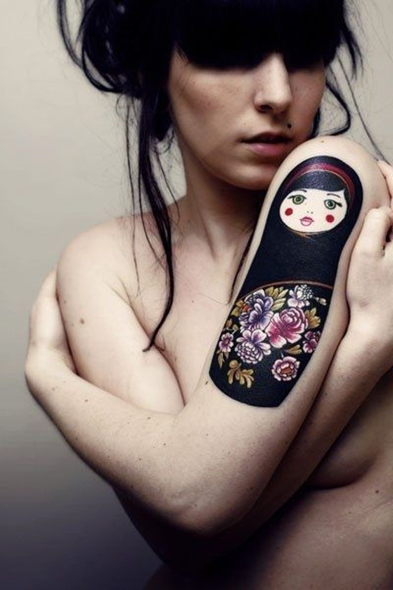 Matreshka-Puppe-Oberarm-Tattoo