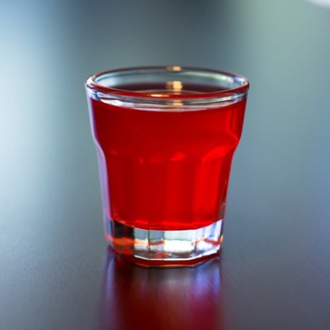 The Redheaded SlutWas ist drin: 1 3/4 oz. Jägermeister 1 3/4 oz. Pfirsichschnaps CranberrysaftWas zu tun ist: Jägermeister und Schnaps auf Eis gießen und mit Cranberrysaft auffüllen. Aufsehen.