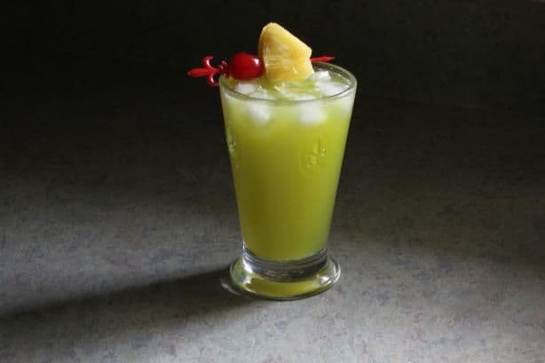 Rozmetač nohou Co je v něm: 1 1/4 oz. Midori melounový likér 1 1/4 oz. Malibu Rum 6 oz. Pineapple Juice Splash of 7 Up Co dělat: Nalijte na led, zamíchejte a užívejte si.