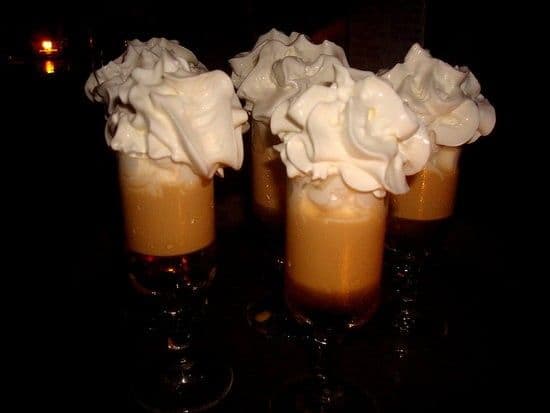 Der Blow-JobWas drin ist: 1⁄2 oz. Baileys Irish Cream 1⁄4 oz. Amaretto 1⁄2 oz. Kahlúa SchlagsahneWas zu tun ist: Gießen Sie 1/2 oz Bailey's und dann 1/2 oz Kahlúa in ein Schnapsglas. Mit Schlagsahne toppen.