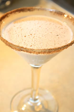 The Screaming OrgasmWas ist drin: 1 oz. Wodka 1 1/2 oz. Baileys Irish Cream 1/2 oz. KahluaWas zu tun ist: Cocktailglas mit Crushed Ice füllen, dann Wodka, dann Baileys, dann Kahlua hinzufügen. Aufsehen. *Verwenden Sie hochwertigen Wodka, damit die Baileys nicht gerinnt.