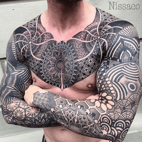 Tattoo von @nissacoDer allererste Schritt bei der Planung eines Ärmels besteht darin, zu recherchieren und dann zu entscheiden, in welchem ​​Stil Sie Ihre Tätowierungen haben möchten. Es gibt unzählige Stile zur Auswahl, egal ob Sie in Richtung Realismus oder traditionell streben, und es liegt an Ihnen du entscheidest was du was!
