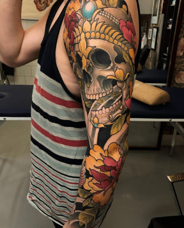 Tattoo von @fruduvaNun, da du einen Künstler gefunden hast, ist es an der Zeit, einen Beratungstermin mit ihm zu vereinbaren. Wenn Sie ein so aufwendiges Stück wie einen Ärmel planen, benötigen viele Künstler eine Beratung, bevor sie Ihren Termin buchen. Das Buchen eines Trosts ist auch die Phase im Spiel, in der Sie die Künstler verstehen' Verfügbarkeit und natürlich deren Preis. Beides sind äußerst wichtige Faktoren für den Tattoo-Planungsprozess.