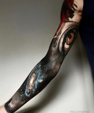 Tattoo von @paolomurtastattooObwohl dies oft mit der Auswahl eines Stils einhergeht, ist es wichtig zu erkennen, dass der Tätowierungsprozess für einen Ärmel in verschiedene Richtungen gehen kann. Sie können beispielsweise zuerst den Umriss festlegen und dann von dort aus Schattierung und Farbe hinzufügen. Eine andere Möglichkeit, einen Ärmel zu erstellen, besteht darin, fertige Teile hinzuzufügen, die im Laufe der Zeit einen fertigen Ärmel ergeben. Sprechen Sie mit Ihrem Künstler über diese Methoden und entscheiden Sie, welche für Sie am besten geeignet ist. Denken Sie daran, dass Ärmel lange dauern und Sie möglicherweise mehrere Monate mit unfertigen Arbeiten zu tun haben.