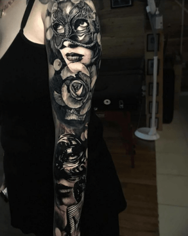 Tattoo von @damon_tattoosOkay, jetzt, wo du wichtiges Terrain abgedeckt hast, ist es Zeit für die kleinen Teile, die deinen Ärmel zusammenhalten. Filler kann auf vielfältige Weise hergestellt werden, von winzigen Tattoos zwischen den Lücken bis hin zu abstrakten Ansätzen wie Wellen, Wind und Bikerstaub.