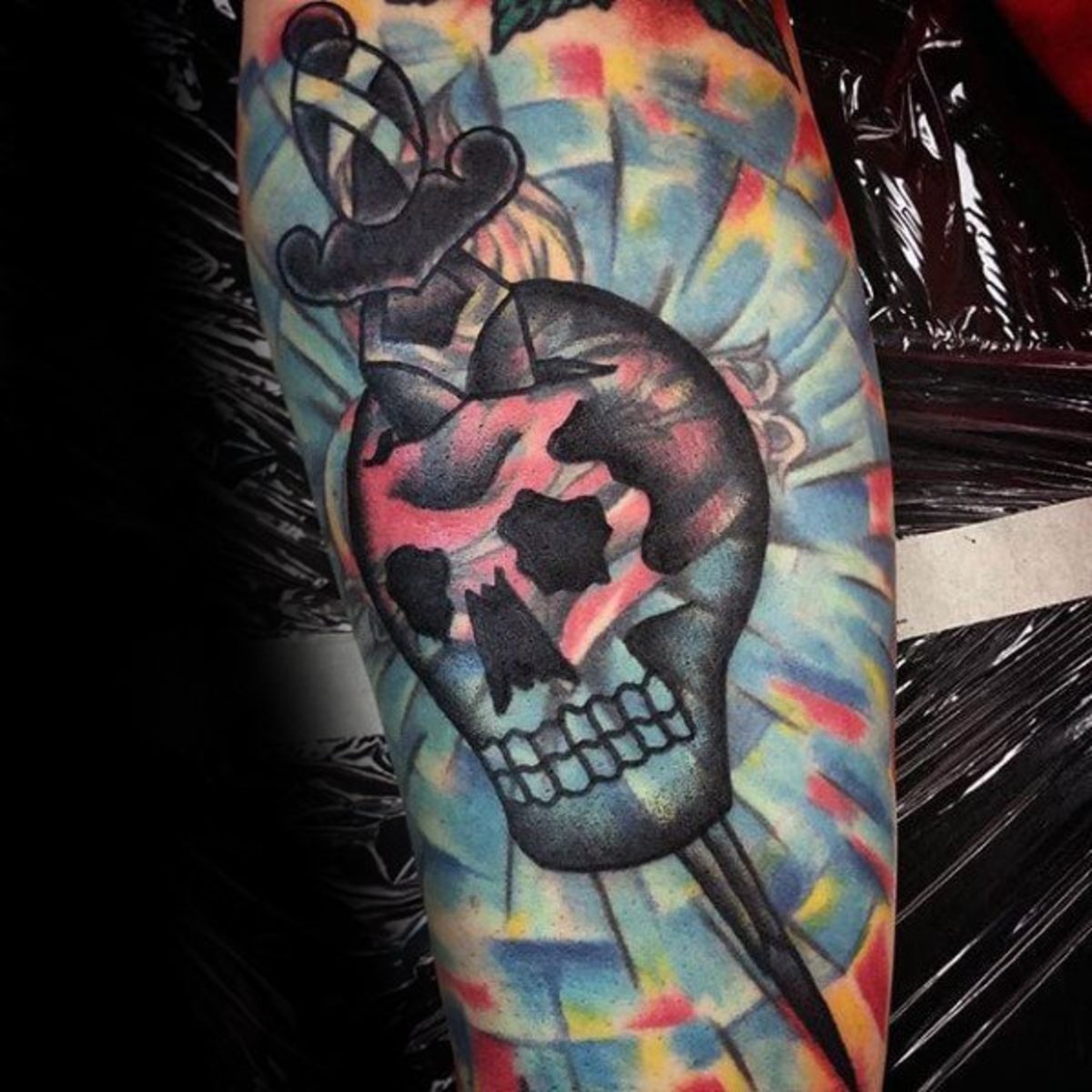 künstlerische-männliche-blast-over-tattoo-ideen-mit-schädel-und-dolch-traditionelles-design