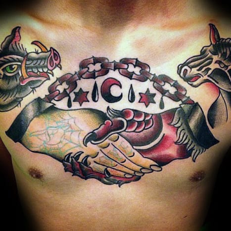 Der wohl wichtigste und notwendigste Aspekt einer Vertuschung ist der Kompromiss. Wenn Ihr Künstler Ihre Ideen links und rechts ablehnt, liegt es in 9 von 10 Fällen daran, dass Ihre Vision für ein Tattoo nicht möglich ist. Sie müssen mit Ihrem Künstler als Partner zusammenarbeiten, flexibel sein und ihn verstehen, den er meistens am besten kennt. Vertrauen Sie den Profis und seien Sie so offen wie möglich.