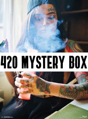 Model Karlee JaneDieses Jahr für 420, nimm eine Chance auf unsere exklusive Mystery-Box!
