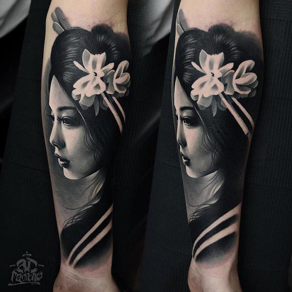 Černá a bílá gejša tetování na předloktí