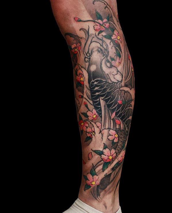 Tetování nohou s rybami Kio a třešňovým květem