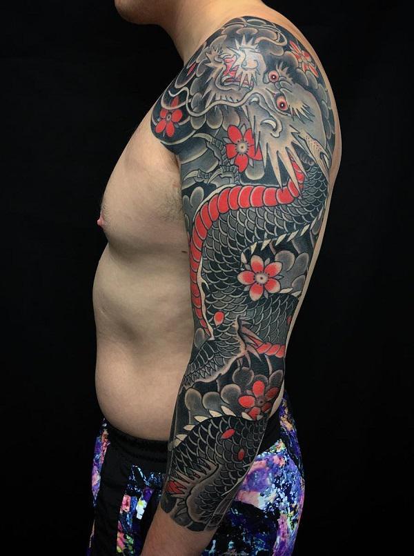 Pánské barevné japonské tetování na rukávu s drakem