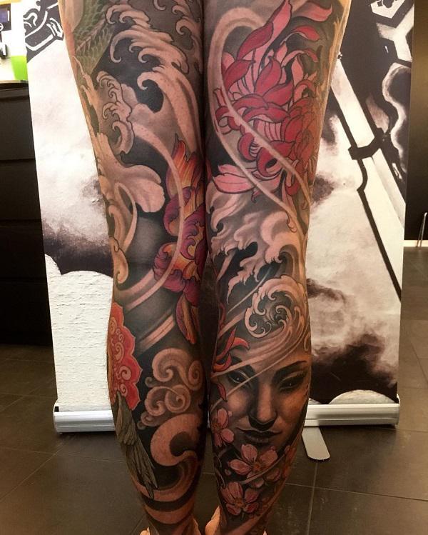 Složité tetování nohou s vlnou ženy a drakem