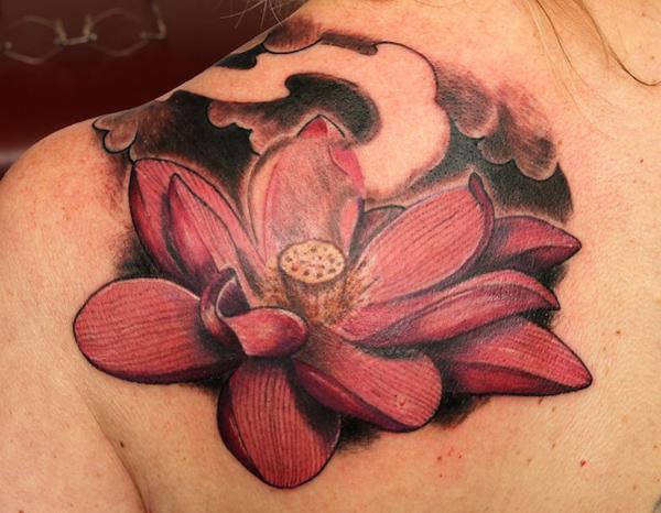 Lotus Tattoo auf der Schulter