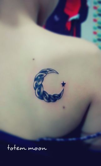 91 Mond-Tattoos, die nicht von dieser Welt sind