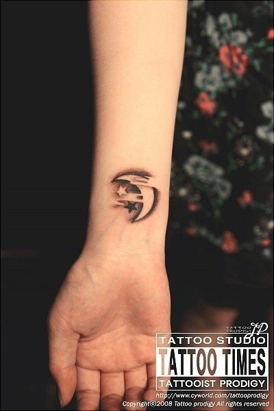 91 Mond-Tattoos, die nicht von dieser Welt sind