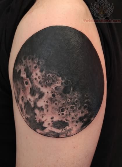 91 Mond-Tattoos, die nicht von dieser Welt sind