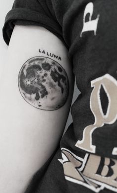 91 Mond-Tattoos, die nicht von dieser Welt sind