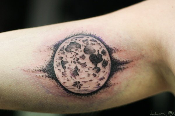 91 Mond-Tattoos, die nicht von dieser Welt sind