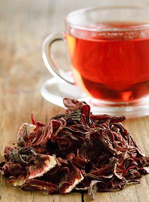 L'hibiscus ou le thé d'hibiscus a une couleur et un goût particuliers.