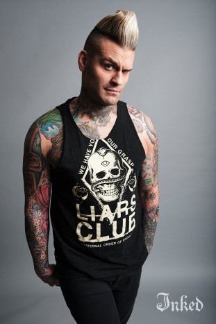 Foto von Jeff ForneyINKED: Du bist eine der am meisten tätowierten Persönlichkeiten der WWE, wann hast du dein erstes Tattoo bekommen? COREY GRAVES: Ich war 15 Jahre alt und meine Eltern benutzten es als Verhandlungsinstrument, um meine Noten zu verbessern. Es hat funktioniert, ich habe gerade Einsen und ein Tattoo direkt auf der Außenseite meiner Wade. Es ist ein Kreuz, und ich habe mindestens 10 verschiedene Leute gekannt, die genau das gleiche haben. Wie war dein Übergang vom Superstar zum Kommentator? Es war hart, aber ich hatte keine Wahl. Wenn ich hier überleben wollte, musste ich meinen Weg gehen und ihn voll und ganz annehmen. Es war ein langer und schwieriger Übergang, aber jetzt liebe ich ihn und kann mir nicht vorstellen, etwas anderes zu tun. Was ist dein Lieblingsteil beim Hosten von WWE Superstar Ink? Ich liebe es, die Hintergrundgeschichten über die Tattoos von den Jungs und Damen in der Show zu hören. Ich liebe die Tattoo-Branche und habe viel Zeit in dieser Welt verbracht und es ist immer interessant herauszufinden, was es bedeutet, warum Menschen sich tätowieren lassen. Du hast in einem Tattoo-Shop gearbeitet. Waren Sie in dieser Zeit Wrestler? Ja, ich war während dieser Zeit ein Wrestler. Ich habe ungefähr sieben Jahre in einem Tattoo-Shop als Piercer gearbeitet, um meine Wrestling-Gewohnheit zu unterstützen. Es war ein toller Job und die Leute, die ich in dieser Zeit kennengelernt habe, gehören bis heute zu meinen besten Freunden. Beschreiben Sie Ihre Persönlichkeit in drei Worten. Eklektisch, sarkastisch und unsinnig. Wie motivieren dich deine Fans? Ich versuche, nie aus den Augen zu verlieren, dass ich einmal ein Fan war. Ich habe diesen Traum verfolgt, ein Superstar zu werden, und deshalb bin ich immer noch in diesem Geschäft – weil ich es liebe. Ich versuche, respektvoll zu sein und nie zu vergessen, was mich zu einem Fan macht. Haben Sie das Gefühl, Ihren Traum zu leben? Ja, 100 Prozent. Ich bin bei WWE angestellt und ich liebe WWE. Hoffentlich werde ich eines Tages die Stimme der WWE sein und ich fühle mich wie die Stimme dieser Generation der WWE. Wie war der Übergang vom Kommentator bei NXT zum Kommentator bei Raw und SmackDown? NXT hat mich hervorragend auf Monday Night Raw vorbereitet, aber der Hauptunterschied ist, dass du live bist. Das Live-Element ist für mich wirklich spannend, denn was die Leute nicht merken, ist, dass sich Raw und SmackDown im Laufe des Tages ständig ändern. Wir können uns zu Beginn des Tages treffen und wenn wir auf Sendung gehen, kann die Show ganz anders sein. Erzählen Sie mir also, was Sie beruflich wirklich motiviert. Ich bin seit mehr als der Hälfte meines Lebens in der Sportunterhaltungsbranche tätig. In der WWE zu sein ist so toll und ich liebe es, dass ich mich endlich in einer Rolle eingelebt habe, in der ich gut bin. Jetzt möchte ich einfach als einer der ganz Großen in die Geschichte eingehen: wie Bobby Heenan oder Jessie „The Body“ Ventura oder Gorilla Monsoon. Wie definierst du Erfolg? In meinem Privatleben habe ich eine wunderschöne Frau und drei wundervolle Kinder, und wir haben ein wunderschönes Zuhause und ein schönes gemeinsames Leben. Was meine Karriere angeht, ist mir das gelungen, weil ich mich nie für erfolgreich halte. Ich schleife weiter, damit ich immer besser werden und mich weiterentwickeln kann. Ich möchte mich nie festlegen. Was kommt als nächstes für Corey Graves? Ich würde gerne etwas außerhalb von WWE in der Unterhaltungswelt ausprobieren. Ich bin mir nicht ganz sicher, was das bedeutet, aber es könnte sein, eine Show zu moderieren oder eine Stand-up-Comedy zu machen oder in einem Film zu spielen. Ich bin nie in dieses Geschäft eingestiegen, um berühmt zu werden, aber ich genieße wirklich die Unterhaltung und das Unterhaltungsgeschäft.