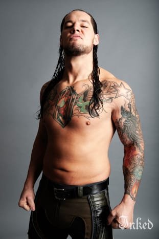 INKED: Kdy začala vaše láska k wrestlingu? BARON CORBIN: Věřte tomu nebo ne, tetování mě trochu přitáhlo k zápasu, protože jako dítě v Kansas City, odkud pocházím, má zápas tak bohatou historii. Já a můj otec jsme chodili na představení do Memorial Hall a my jsme se dívali na zápas v televizi. Byl jsem vystaven klukům, kteří byli velcí a atletičtí jako Bam Bam Bigelow. Měl vytetované plameny na hlavě a já si myslel, že je prostě úžasný a definice tvrdého chlapa. Zmínil jste svého otce jako velkého ovlivňovatele. Řekni mi o tom. Určitě byl. Můj otec byl železář, byl tvrdý jako hřebík. Dotlačil mě, abych byl nejlepší. Vždy vyprávím příběh o tom, když jsem byl na turnaji v karate a obsadil jsem 4. místo. Dali mi trofej a on mi řekl, že lidé na 4. místě trofej nedostali a vyhodil ji z okna auta [směje se]. Pomohl mi stát se velmi mentálně odolným a tlačil mě, abych byl nejlepším člověkem a sportovcem, jakým mohu být. Kdy jste věděl, že chcete být profesionálním zápasníkem? Určitě jako dítě. Na pohřbu mého otce jsme vyprávěli příběh o tom, jak se moje máma vrátila domů a s tátou jsme měli zápas a dům se chvěl. Řekla, že to vidí zvenčí. Měli jsme tyto velké hádky v obývacím pokoji s mým bratrem a mým otcem a bylo to nejlepší období vůbec. Kdo byli někteří z vašich hrdinů v ringu, když jste vyrůstali? Vrací se k Bam Bam Bigelow a Big Boss Man a právě k těmto velkým klukům, kteří se opravdu mohli hýbat. Kdy jsi začal tetovat? Když mi bylo 18, nechal jsem si udělat úplně první tetování. Je to hrozné tetování, je to japonský nebo čínský symbol síly se dvěma podivnými keltskými uzly. Stále si myslím, že to zakryji velkým zadním dílem nebo něčím podobným, ale v tu chvíli to rozvířilo hrnec a já jsem byl stále přikrytý. Potom jsem dostal obrovského draka na stehno a obrovský strom na zadní část nohy, pak jsem začal dělat hruď a pak jsem dostal portréty mého dědečka a mého otce. Moje matka nenávidí každého z nich. Existuje nějaké tetování inspirované vaší zápasnickou kariérou? Ano. Vlastně ten, který jsem právě dostal. Dostal jsem lobo na zadní část hlavy/ucha a to ve španělštině znamená „vlk“. Moje žena je Španělka a chci, aby moje děti mluvily španělsky, a já jsem Osamělý vlk v WWE. To jméno mi vlastně dal Corey Graves. Moje postava jezdí po linii toho temnějšího světa a já mám spoustu tetování z hororových filmů, stejně jako Jack Rozparovač. Řekněte nám o Liars Club. Liars Club je moje řada oblečení. A mám pár tatérů, kteří mi pomáhají s návrhy. Je to o té atmosféře, i když náš vzhled nemusí být přijatelný, stále můžeme ovládnout svět. Co bude dál s baronem Corbinem? WWE Championship celou cestu. Proto jsem přišel do WWE, chci být mistrem WWE a mám pocit, že by to měl chtít každý, a pokud ne, tak sem nepatří.