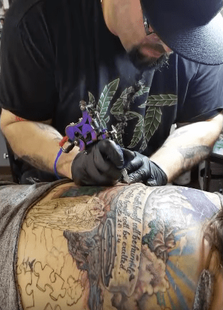 Während St. Joan begann, nach Behandlungen zu suchen, beschloss sie auch, ihre Reise mit Airrion mit einem Tattoo darzustellen.