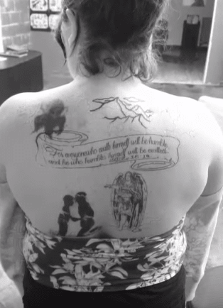 Sie begann mit dem Tätowierer Joey Hill zusammenzuarbeiten, um ein Tattoo zu kreieren, das Autismus repräsentieren würde – und schon bald blühte eine winzige Idee zu einem großen Rückenteil auf.