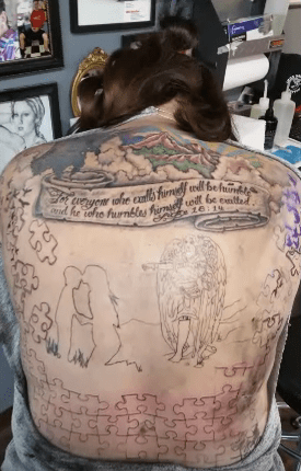 Sie wollte auch, dass das Tattoo ihren ältesten Sohn repräsentiert, der sie und Airrion während dieser Autismus-Reise unterstützt hat.